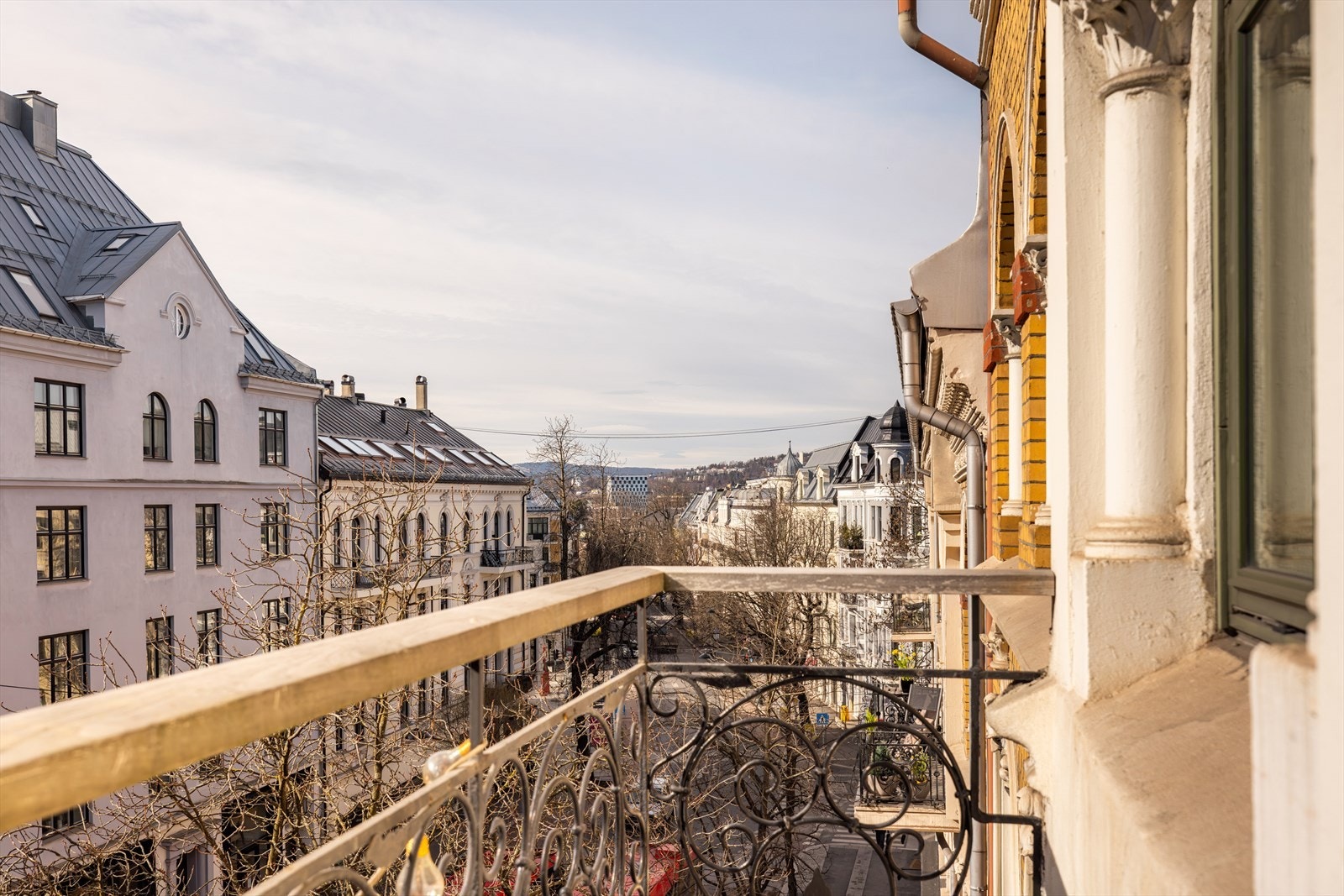Balkongen er sydvest, noe som sikrer sol gjennom store deler av dagen på sommerstid. Galleribilde
