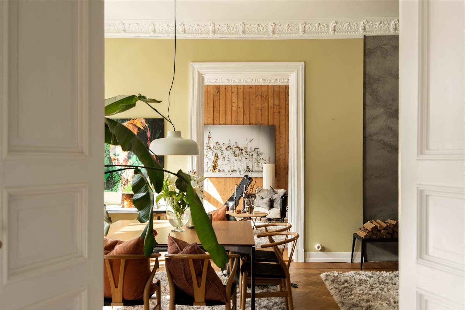 Rommet kan brukes som både stue og spisestue, avhengig av behov. Galleribilde