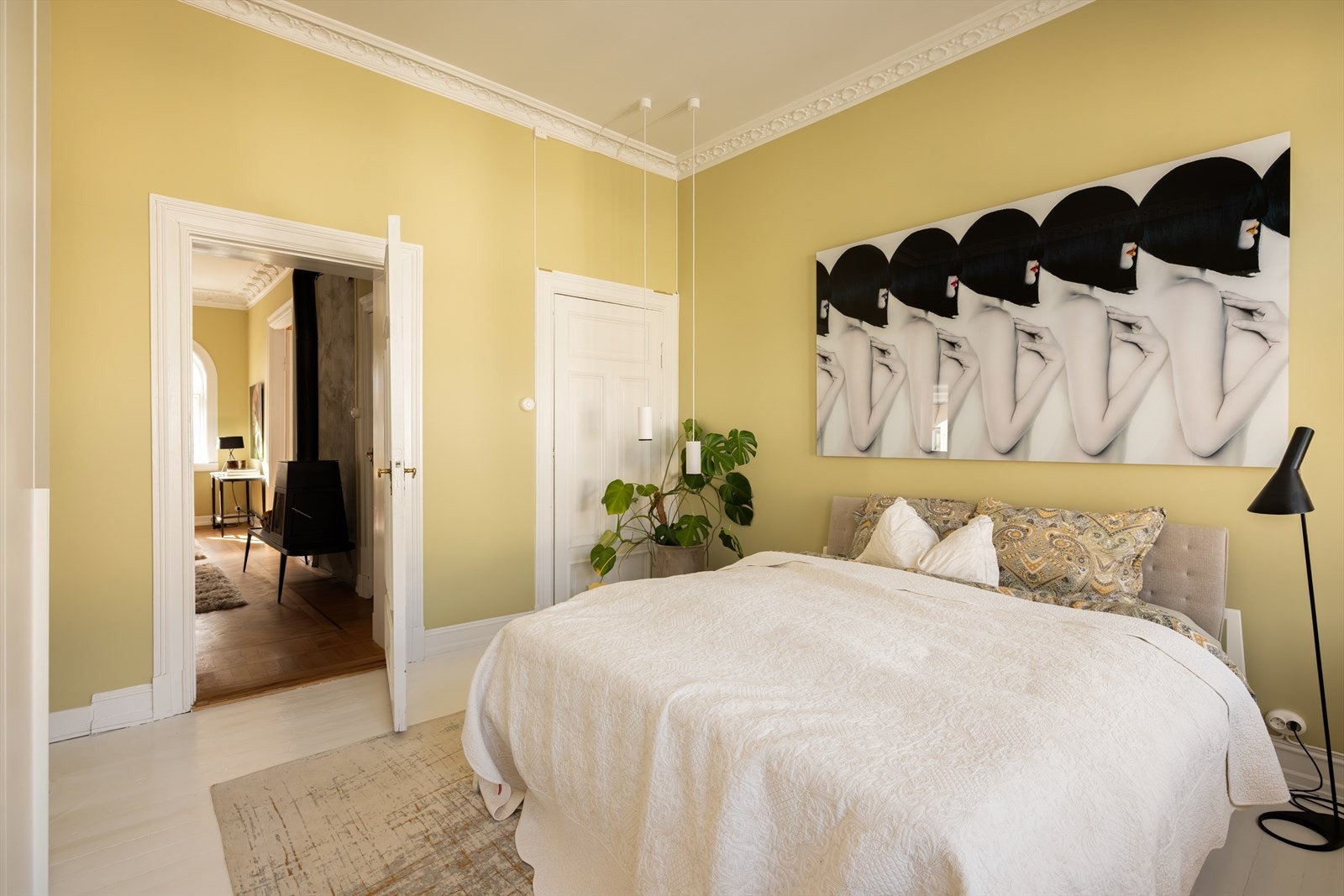 To store vindusposter og medfølgende Lema garderobeskap med skuffeinnredning og garderobestenger. Dette rommet er også svært romslig med god plass til dobbeltseng og nattbord på hver side. Galleribilde