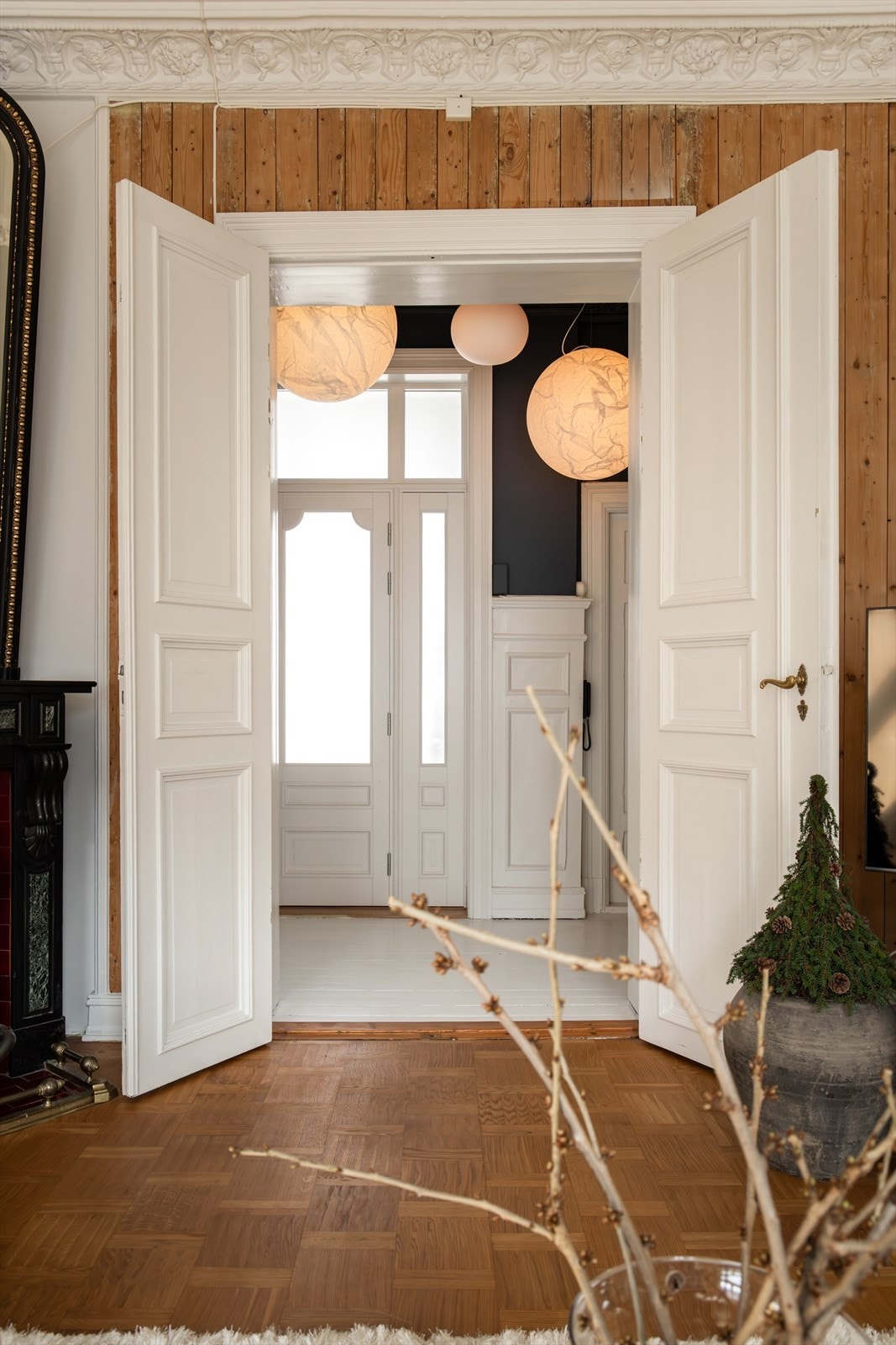 Fra stuen er det også doble fløydører mot entré, noe som gir fint lysinnfall i hele boligen Galleribilde