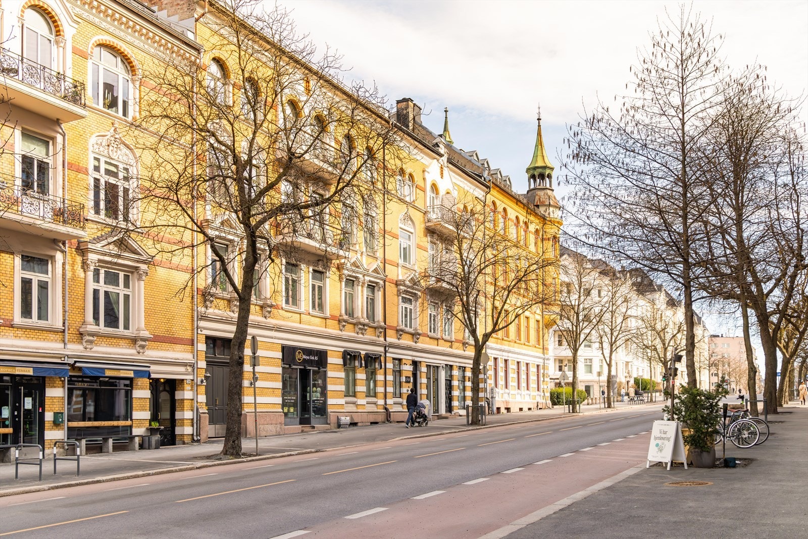Meget flott beliggende i et attraktivt området midt på Frogner! Bygdøy Allé er også nylig oppgradert med nytt sykkelfelt på begge sider, busstopp, brostein, diverse beplantning og oppgraderte fortau. Galleribilde
