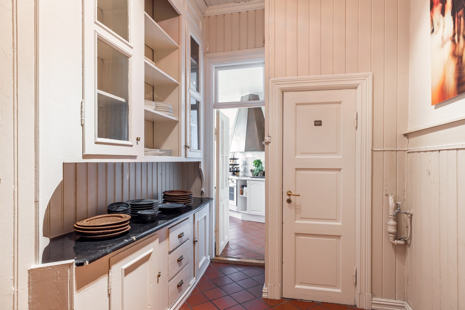 Fra mellomgang er det adkomst til et separat toalett. Galleribilde