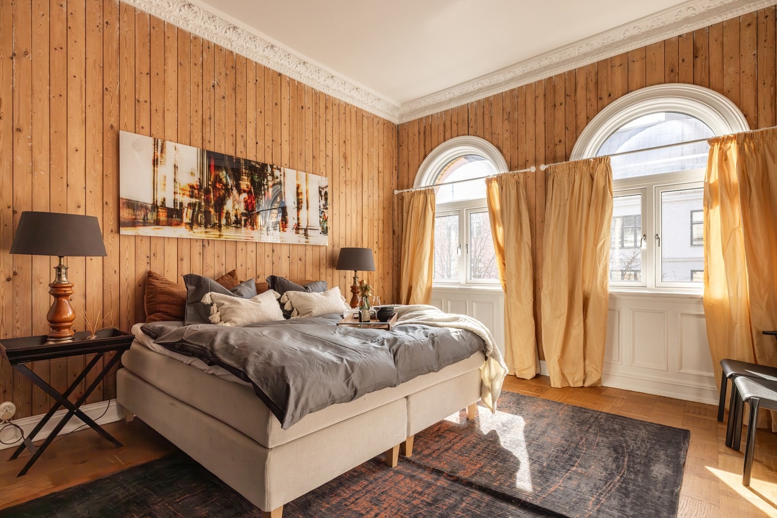 Et helt nydelig soverom med meget god plass, herlig lys og vakre detaljer! Her er det i tillegg plass til nattbord på hver side av sengen samt ytterligere oppbevaringsløsninger om ønskelig Galleribilde