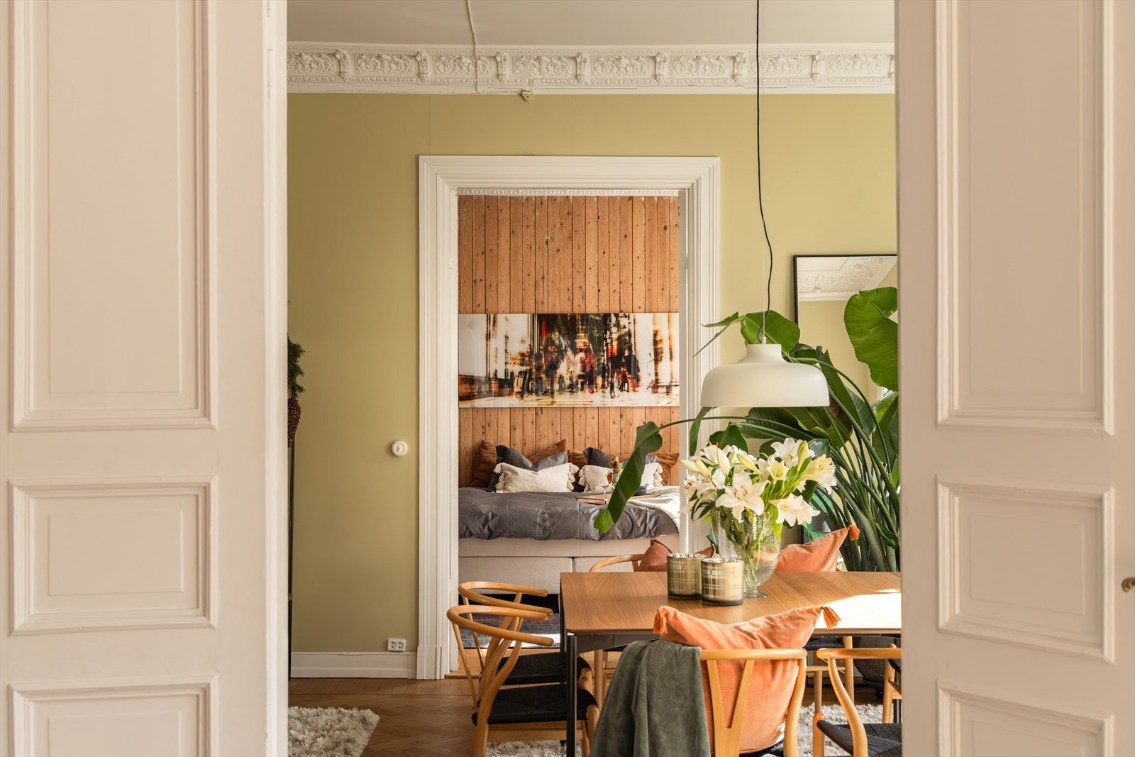 Klassisk leilighet med to stuer og hovedsoverom på rad, med doble fløydører imellom. Galleribilde