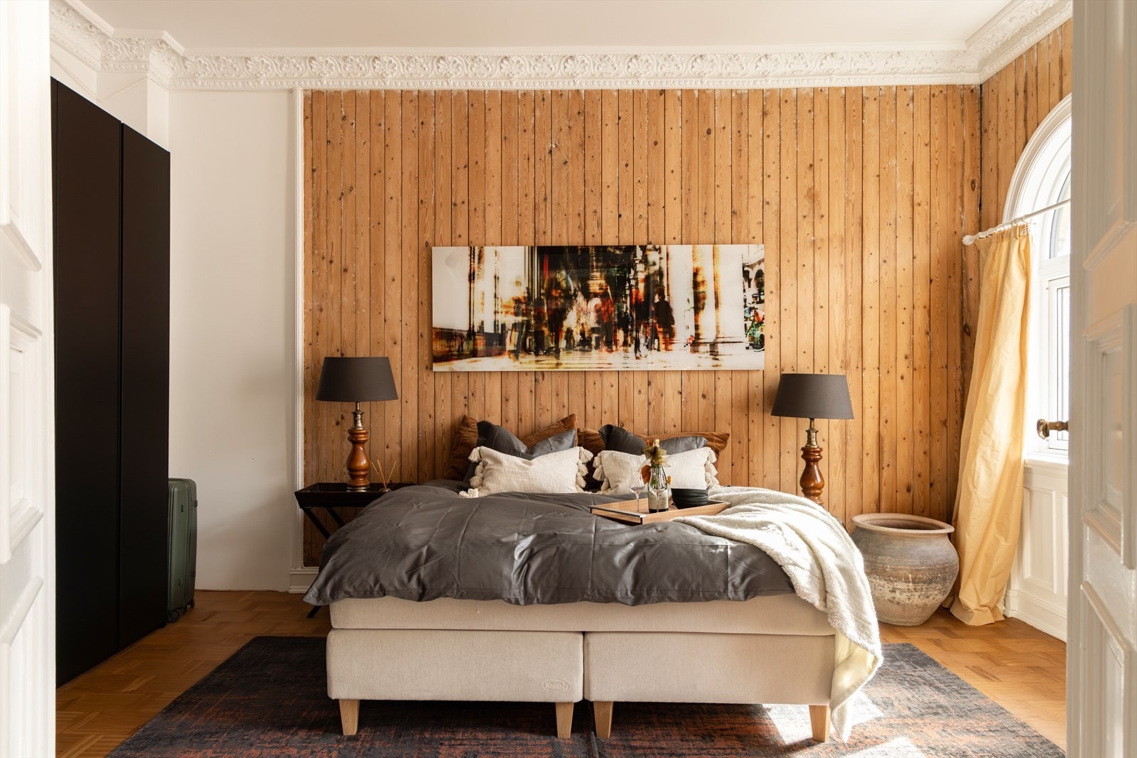 Det er god plass til en stor dobbeltseng med nattbord på begge sider. Galleribilde