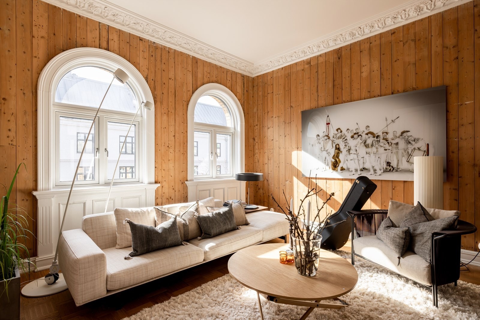 Boligens hovedstue har en vakker kombinasjon av klassiske detaljer og moderne komfort. Galleribilde