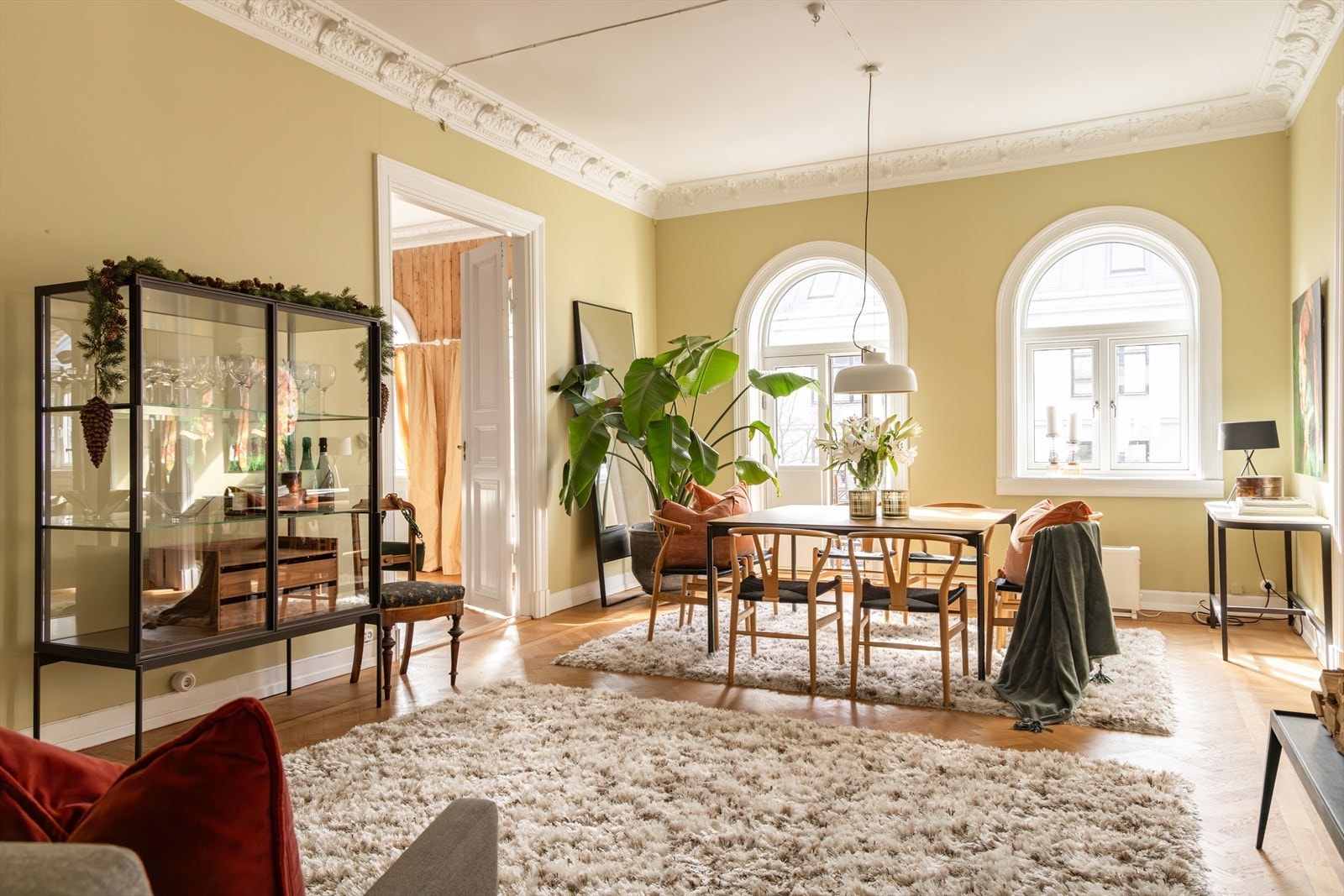 Boligens spisestue har en vakker kombinasjon av klassiske detaljer og moderne komfort. Galleribilde