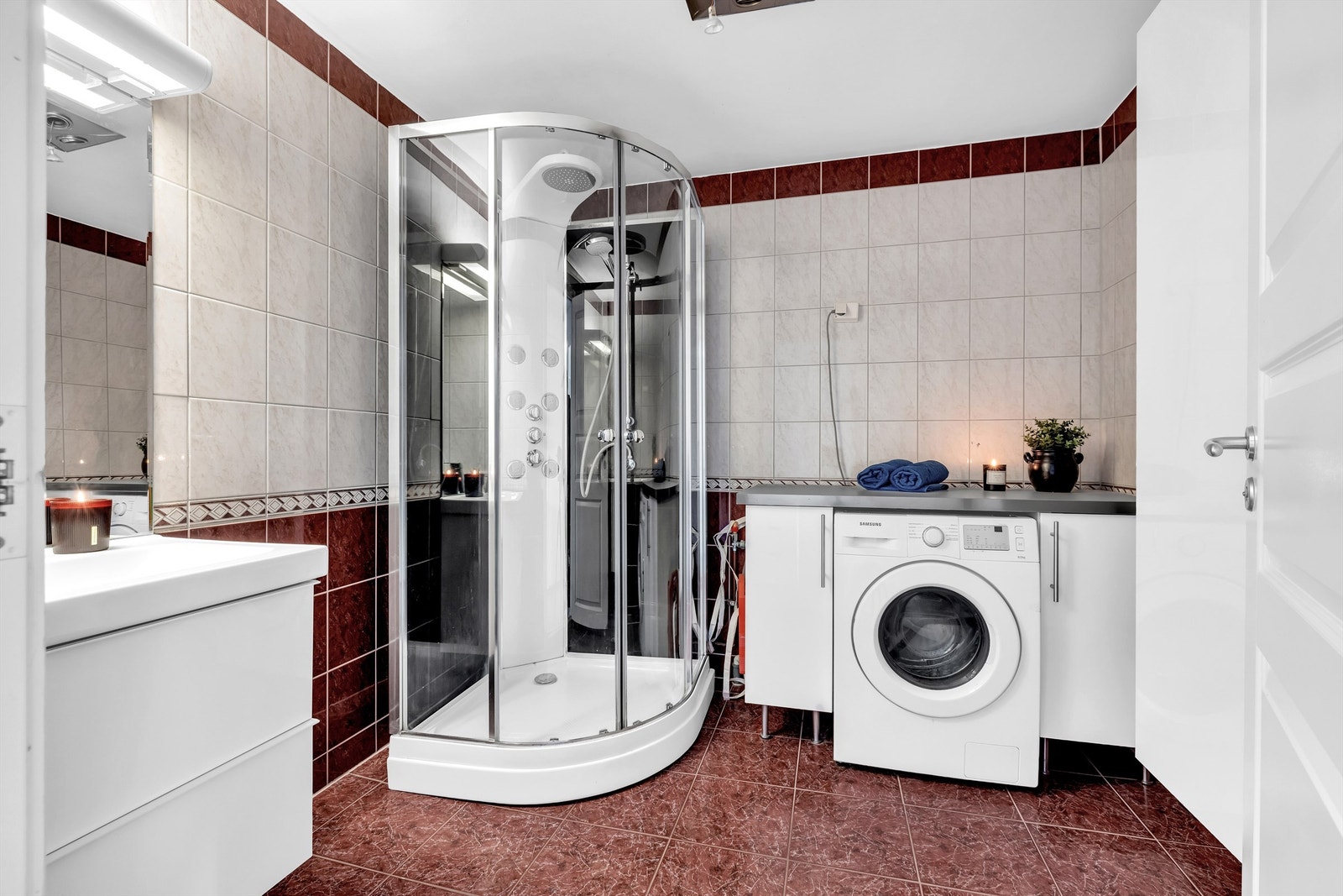 Lyst baderom med flislagt gulv og vegger. Galleribilde