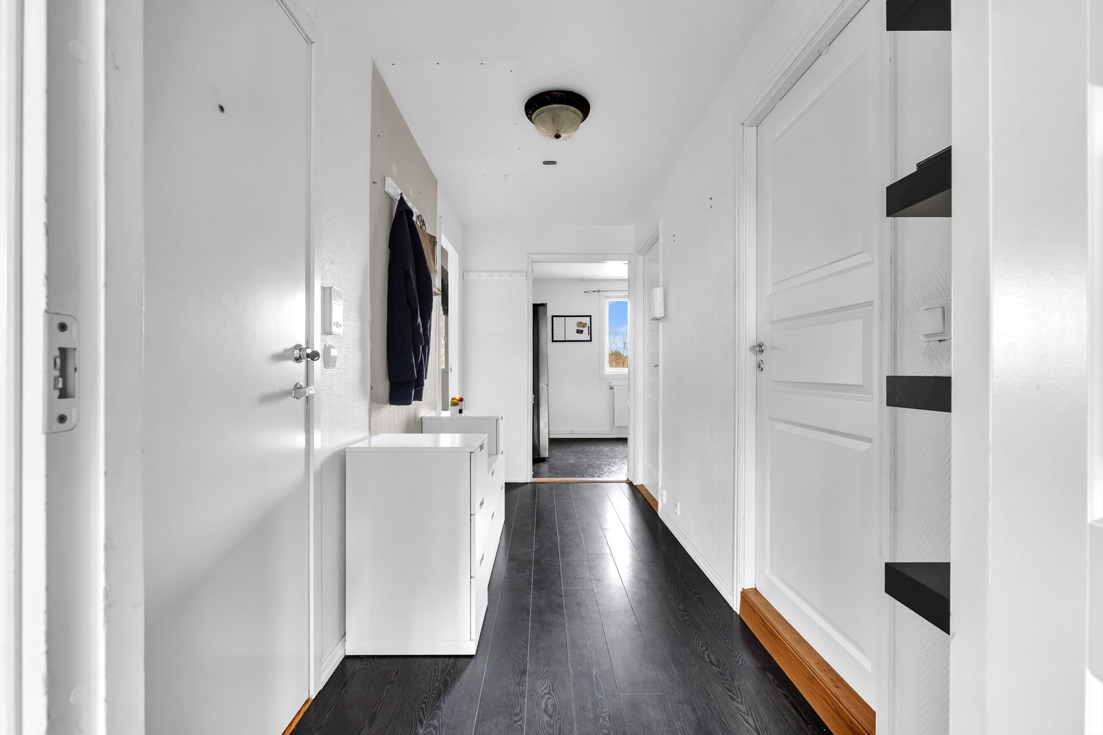 Entréen har videre rom for kommode eller annet oppbevaringsmøbel. Galleribilde