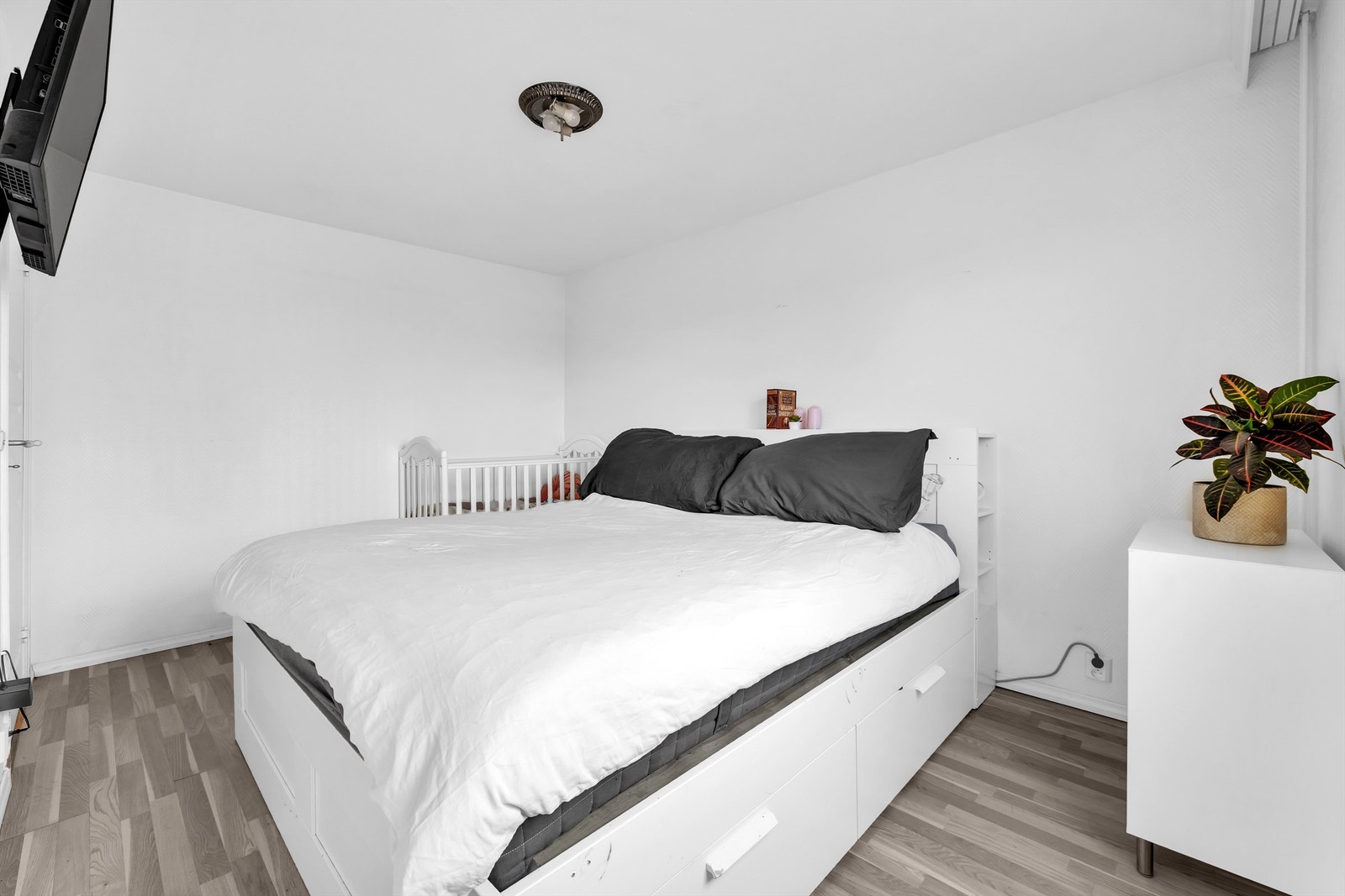 Begge soverom har plass til både dobbeltseng og garderobeløsning. Galleribilde