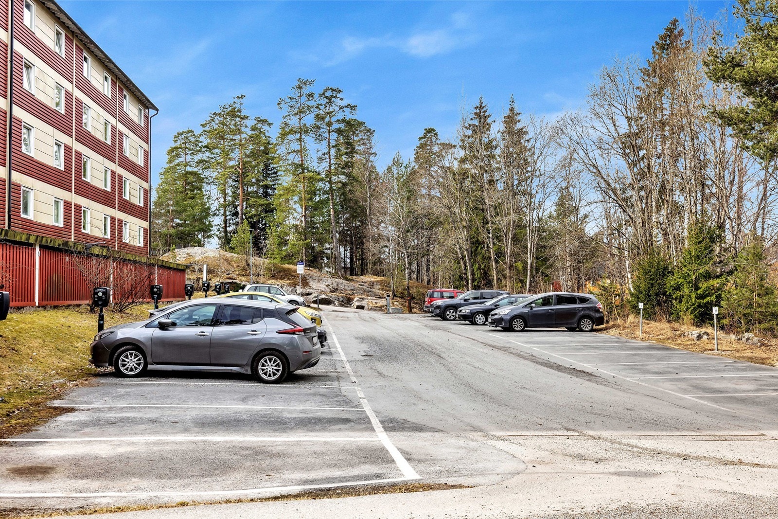 Det medfølger ingen parkeringsplass med leiligheten, men det er noen få ledige plasser til leie i borettslaget. Galleribilde
