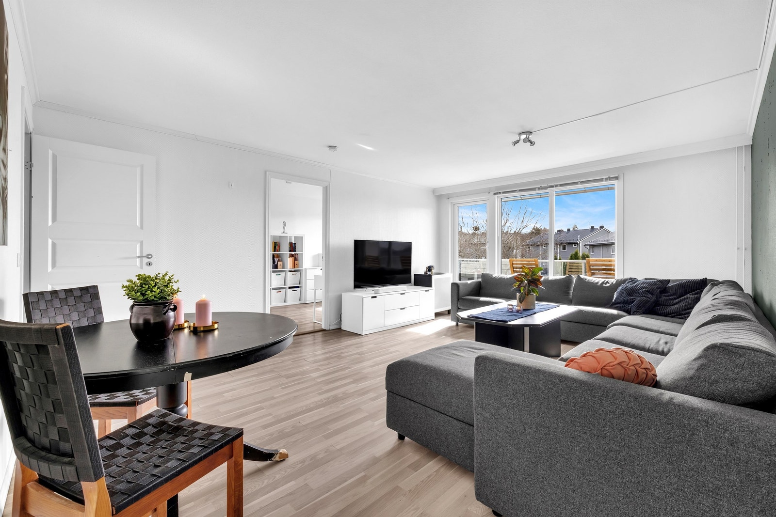 Leiligheten har en romslig stue med god plass til både sofa- og spisestueløsning. Galleribilde