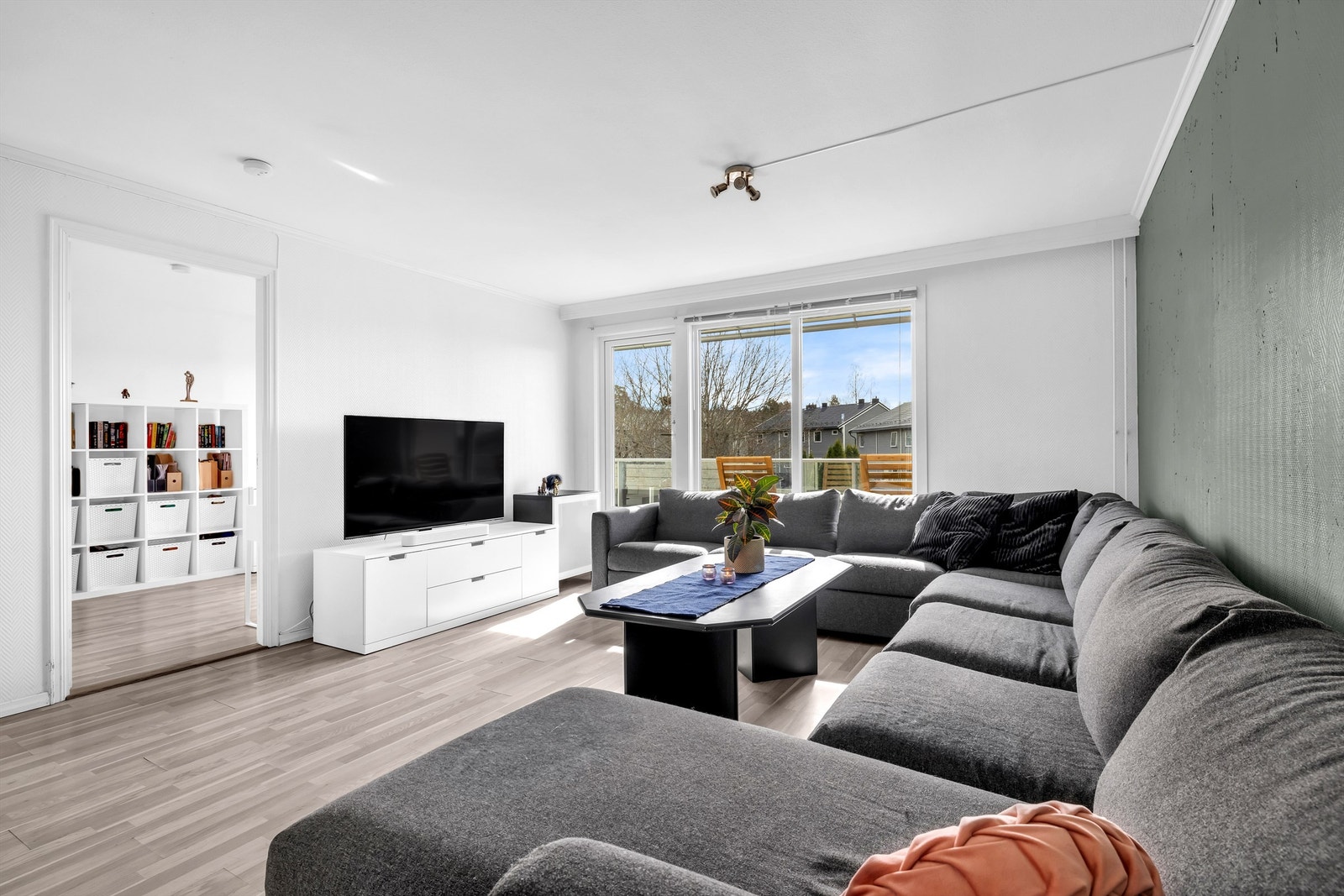 Fra stuen er det utgang til en sydvendt balkong på 10 kvm, som ble fornyet i 2024. Galleribilde