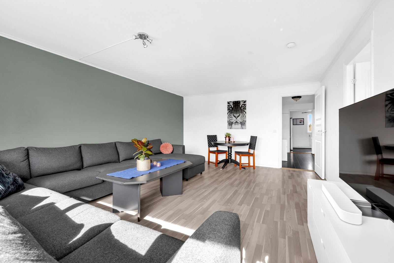 Stuen er holdt i nøytrale farger. Galleribilde