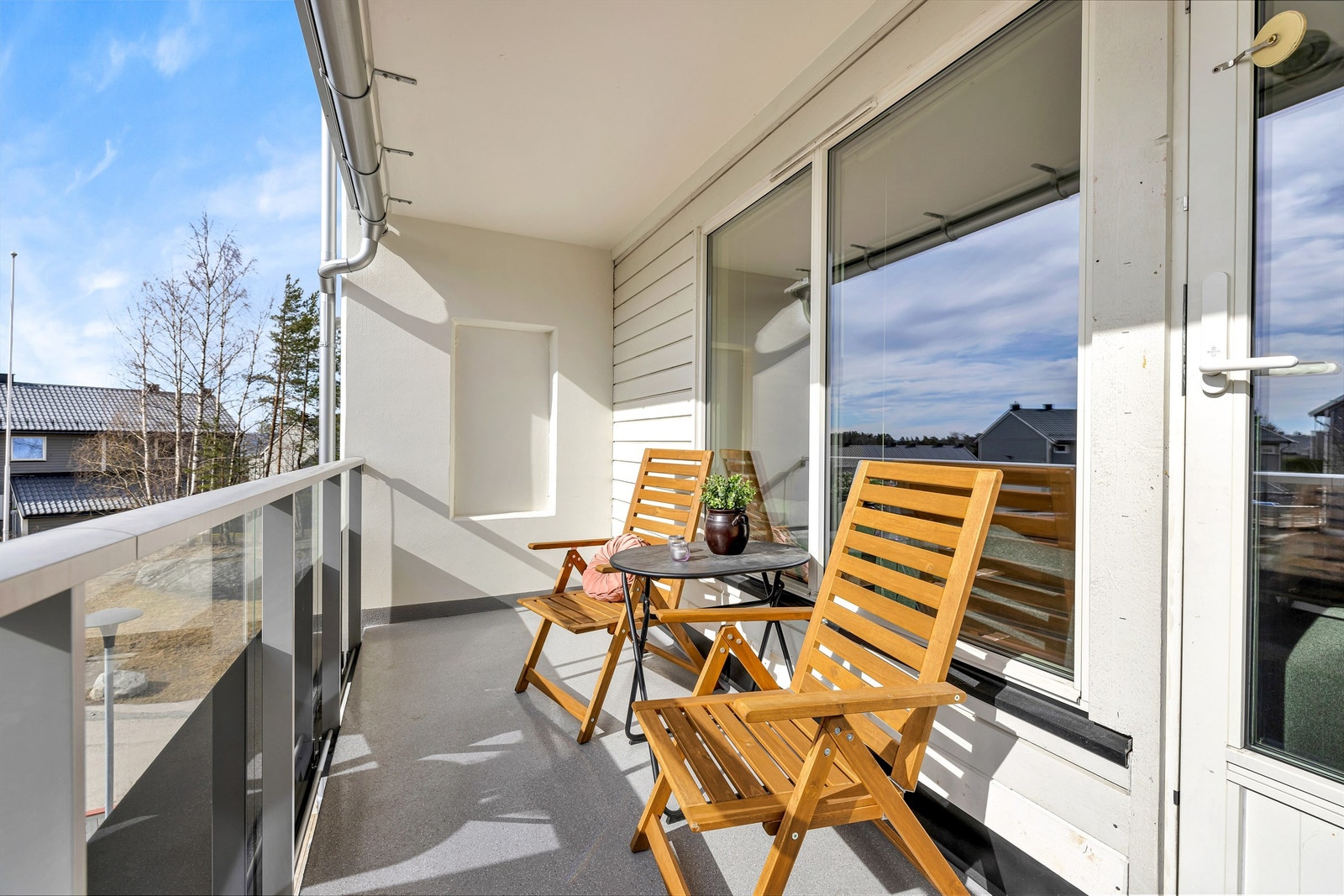 Balkongen har god plass til utemøbler og byr på et flott utsyn over borettslagets fellesarealer. Galleribilde