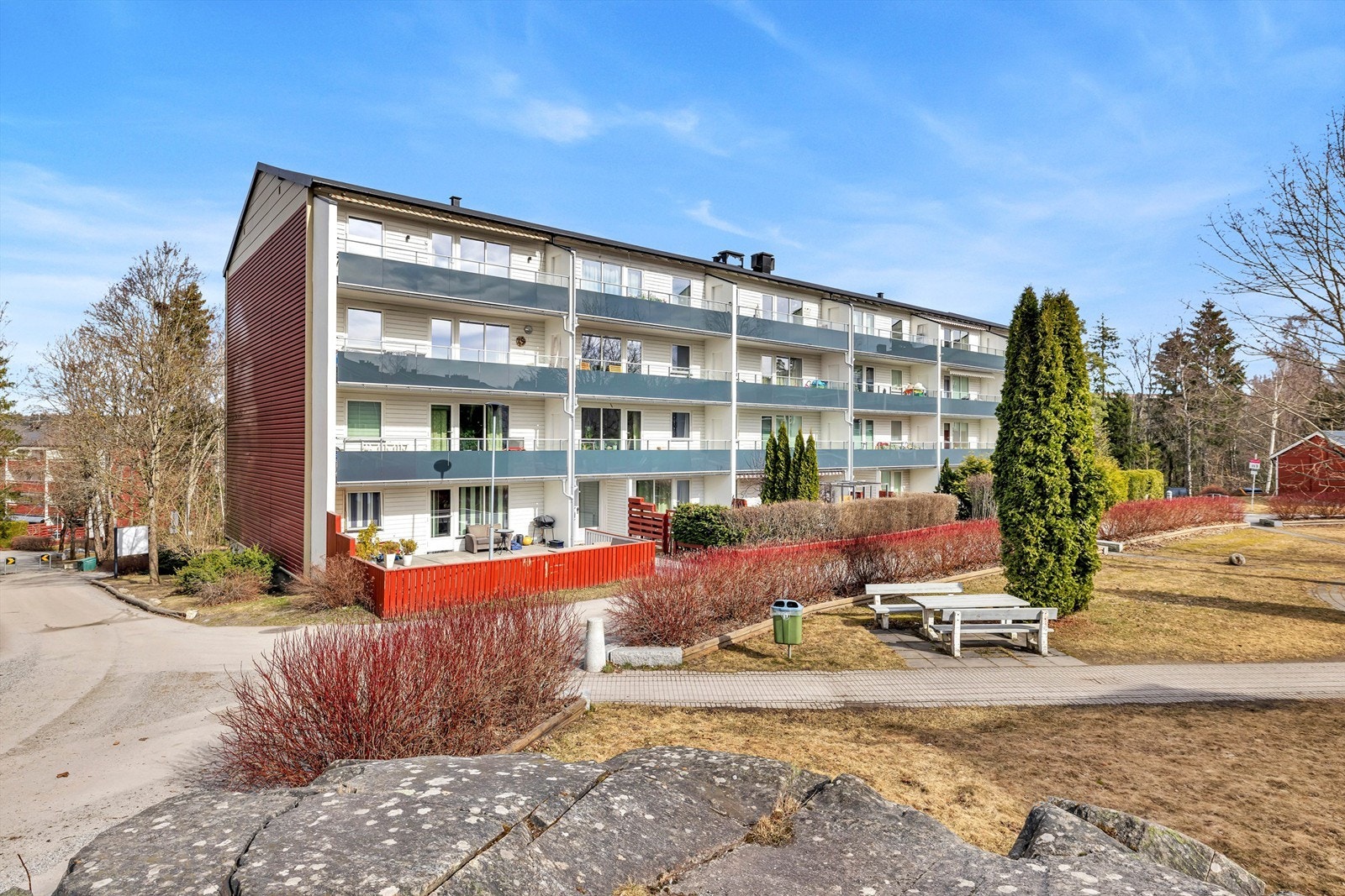 Her bor du i et barnevennlig område nære marka, med umiddelbar nærhet til lekeplasser, barnehager, skoler og populære turstier. Galleribilde