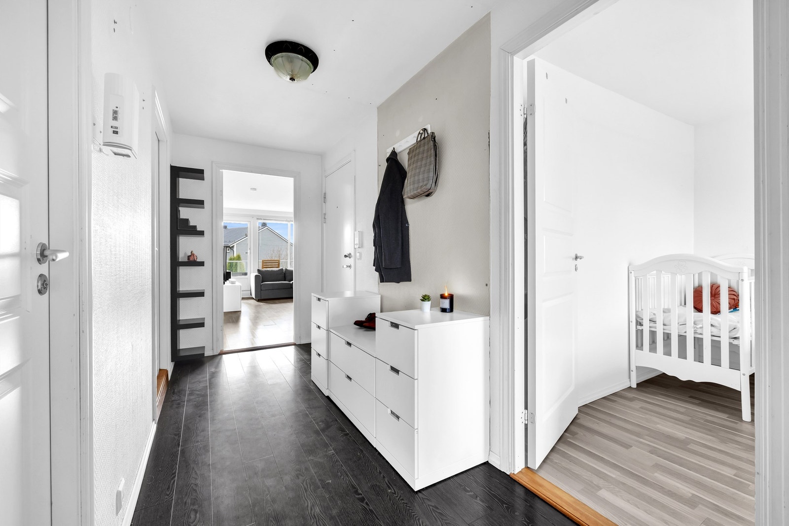 Velkommen inn! En lys entré med god plass til å sette fra seg sko og henge yttertøy. Galleribilde