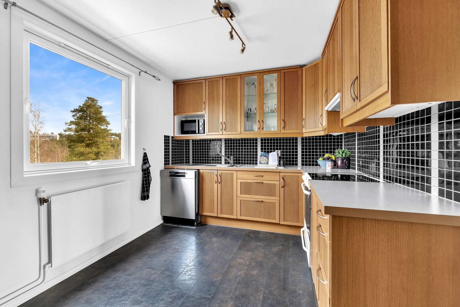 Kjøkkenet har profilerte fronter og en slitesterk benkeplate i laminat. Galleribilde