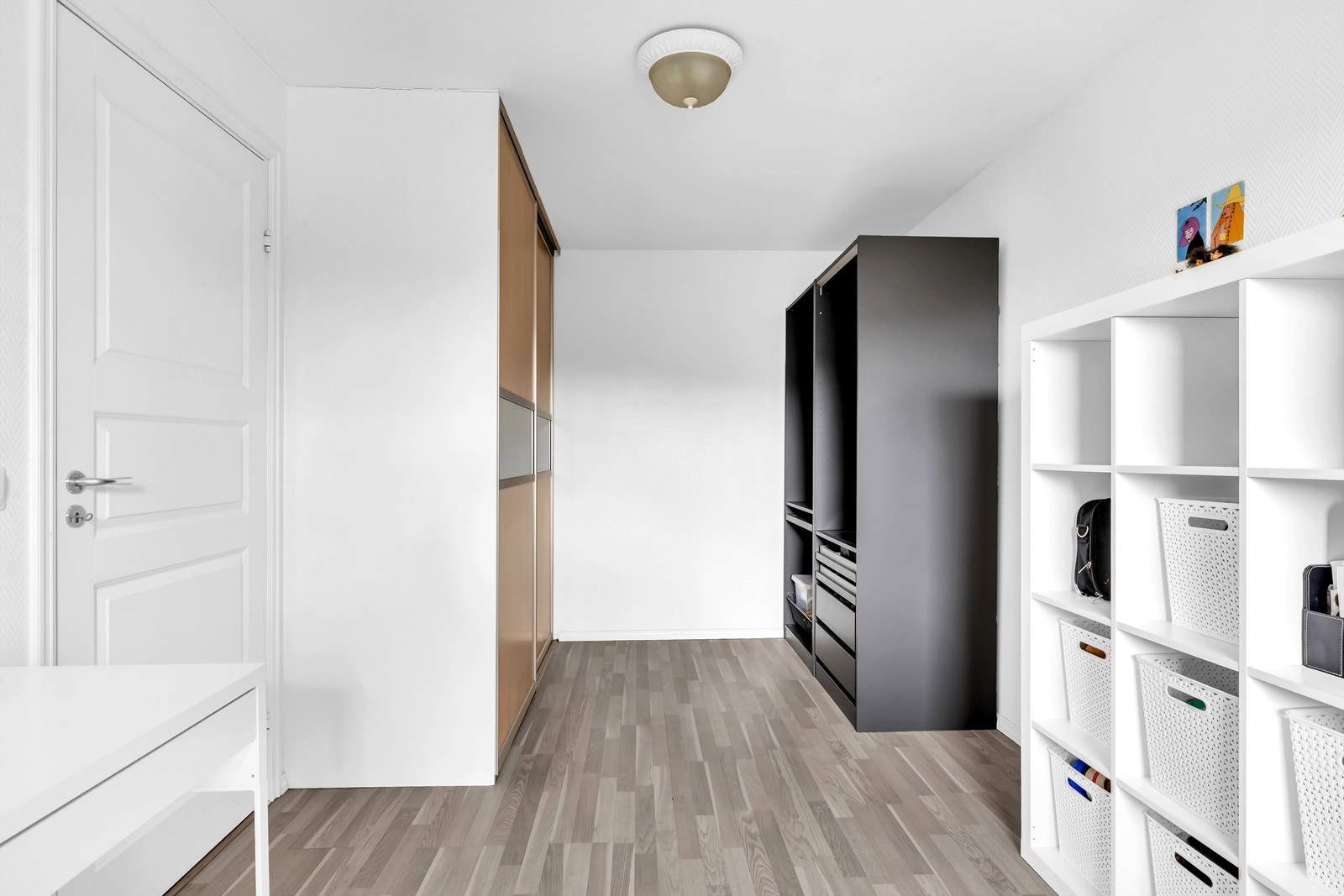 Det hvite garderobeskapet medfølger. Galleribilde