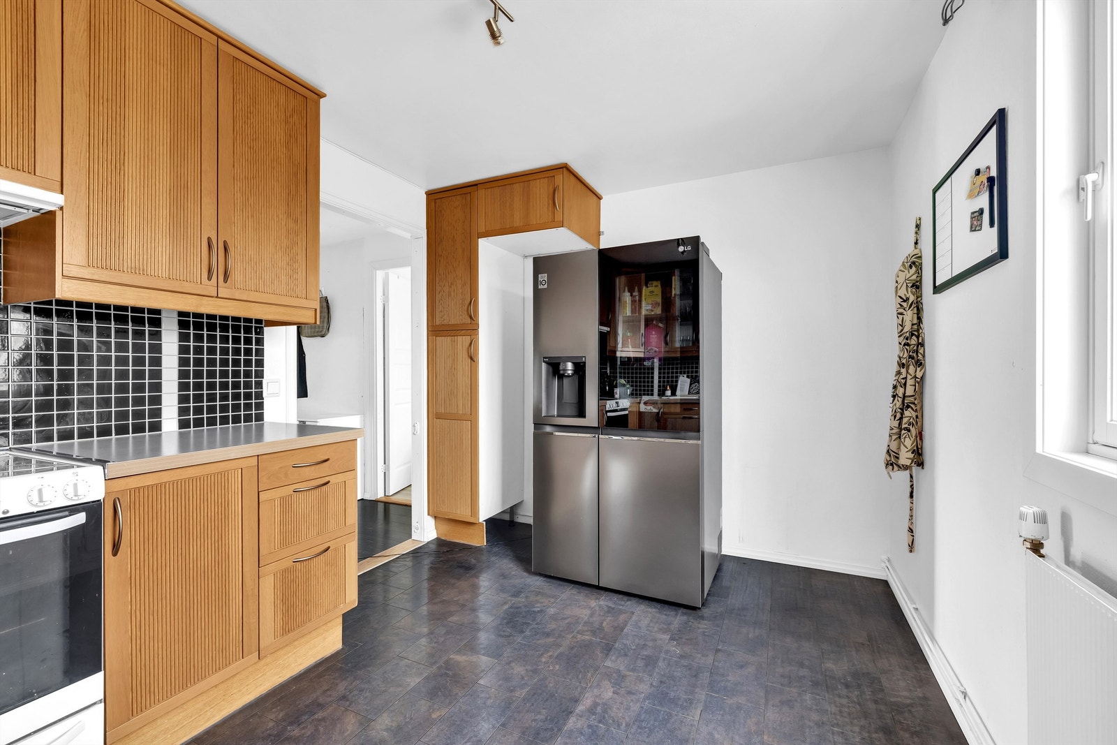 Et praktisk kjøkken med rikelig benke- og skapplass. Galleribilde