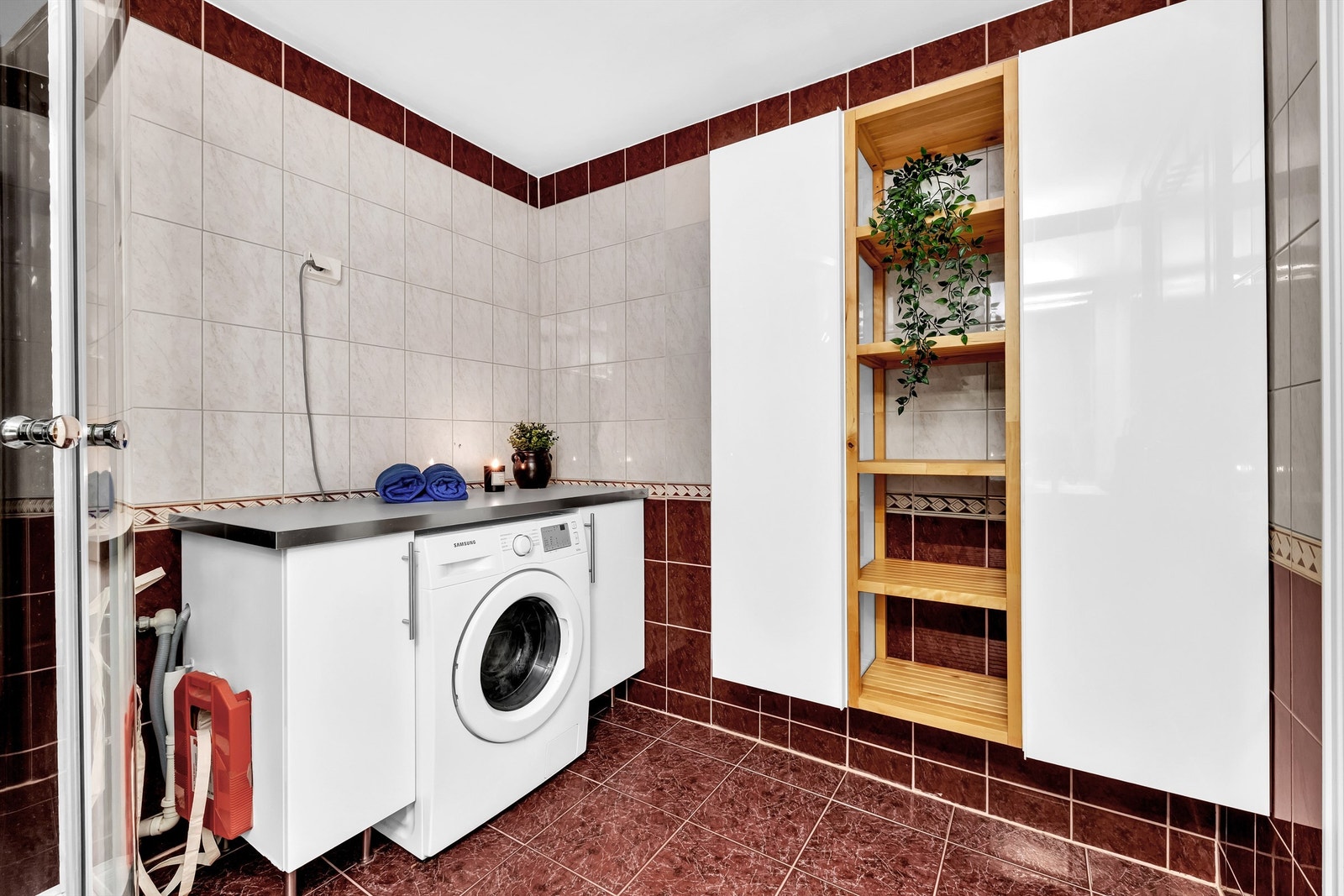 Badet har et vegghengt oppbevaringsskap med plass til vaskemaskin. Galleribilde