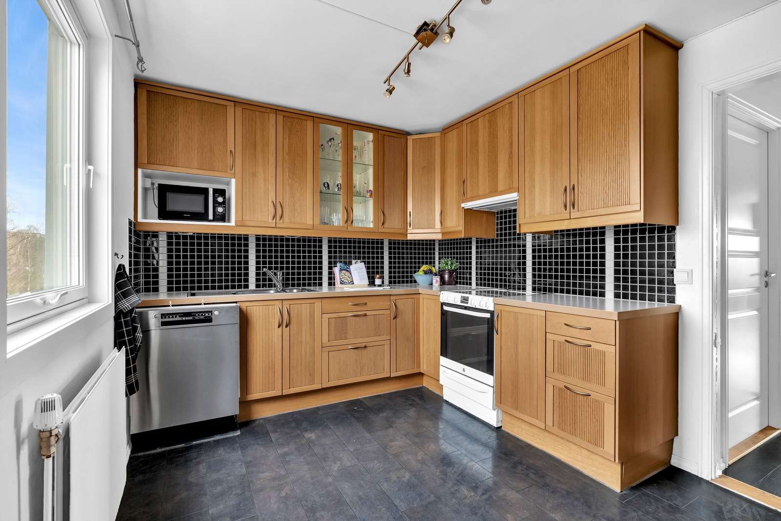 Fliser mellom benkeplate og overskap - praktisk for både rengjøring og vedlikehold. Galleribilde