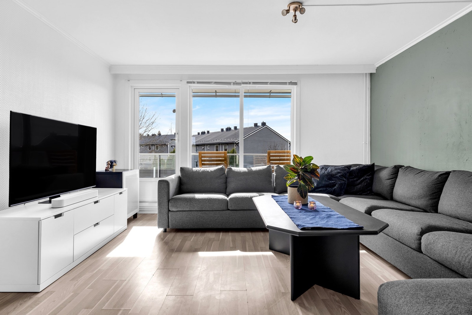 Stuen har store vindusflater som slipper inn rikelig med naturlig lys og gir en luftig romfølelse. Galleribilde