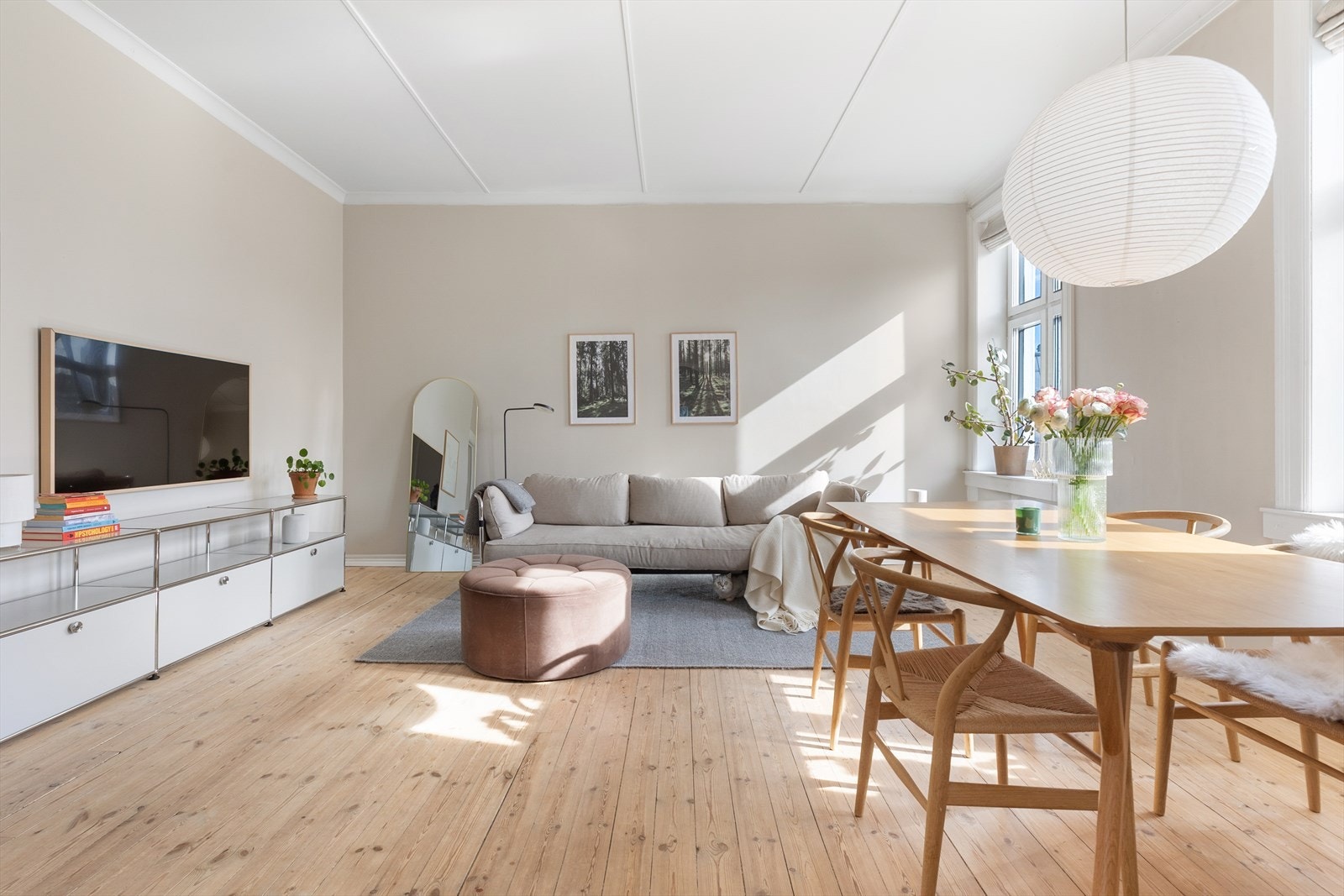 Her har du massevis av plass til både sofagruppe, sofabord, TV-seksjon og annet ønsket møblement. Rommet er enkelt å møblere etter egne ønsker og behov. Galleribilde