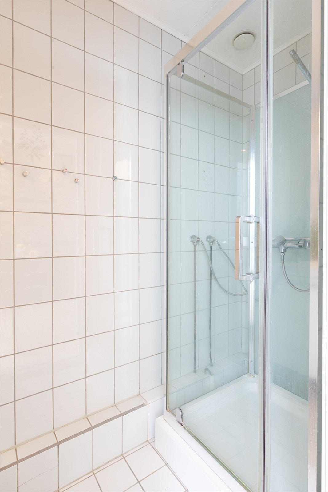Badet er videre utstyrt med dusjkabinett. Galleribilde