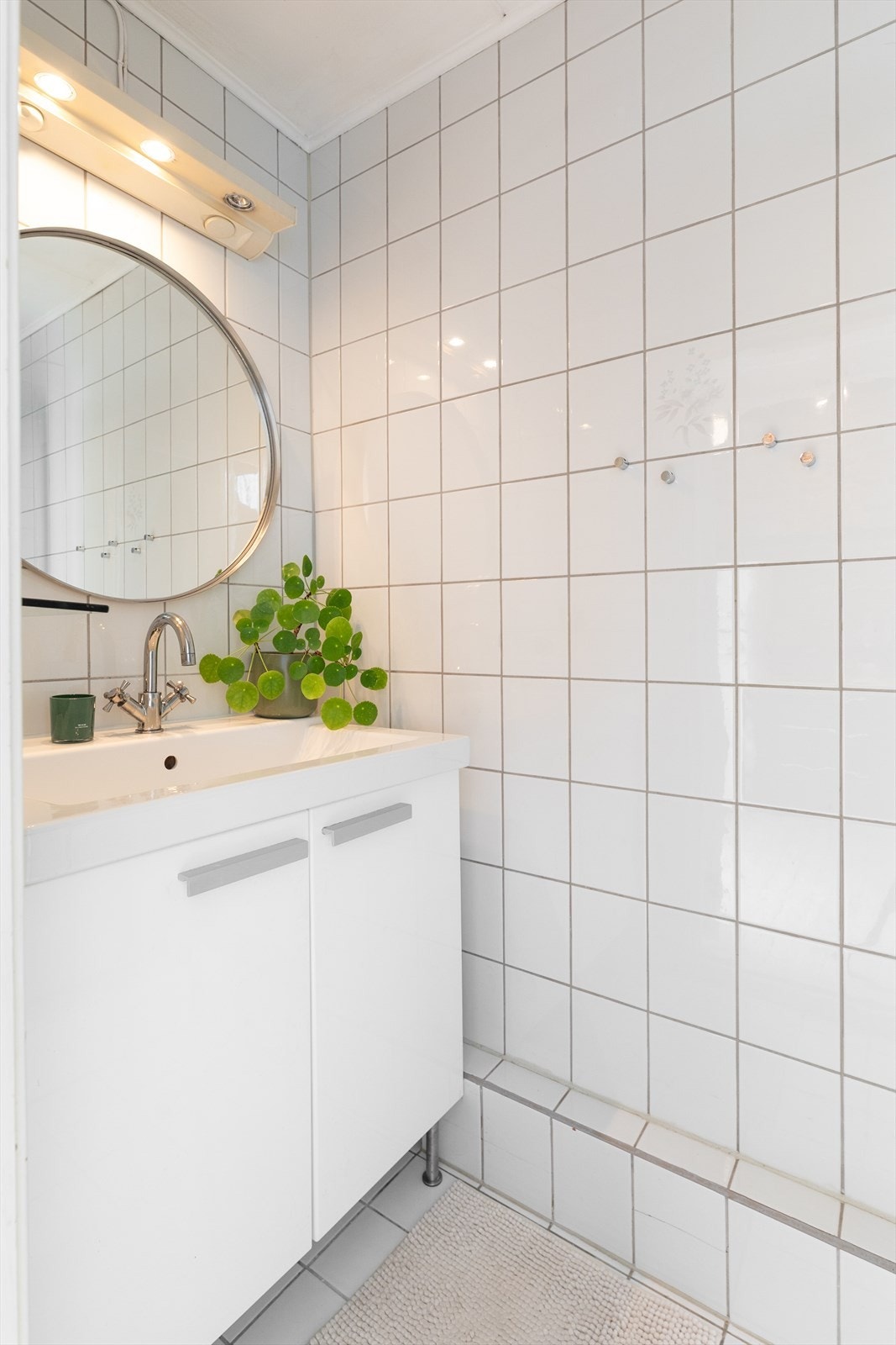 Leiligheten har seprarert bad- og toalettrom. Badet er lyst og flislagt, bestående av servant med underskap og speil med belysning. Galleribilde