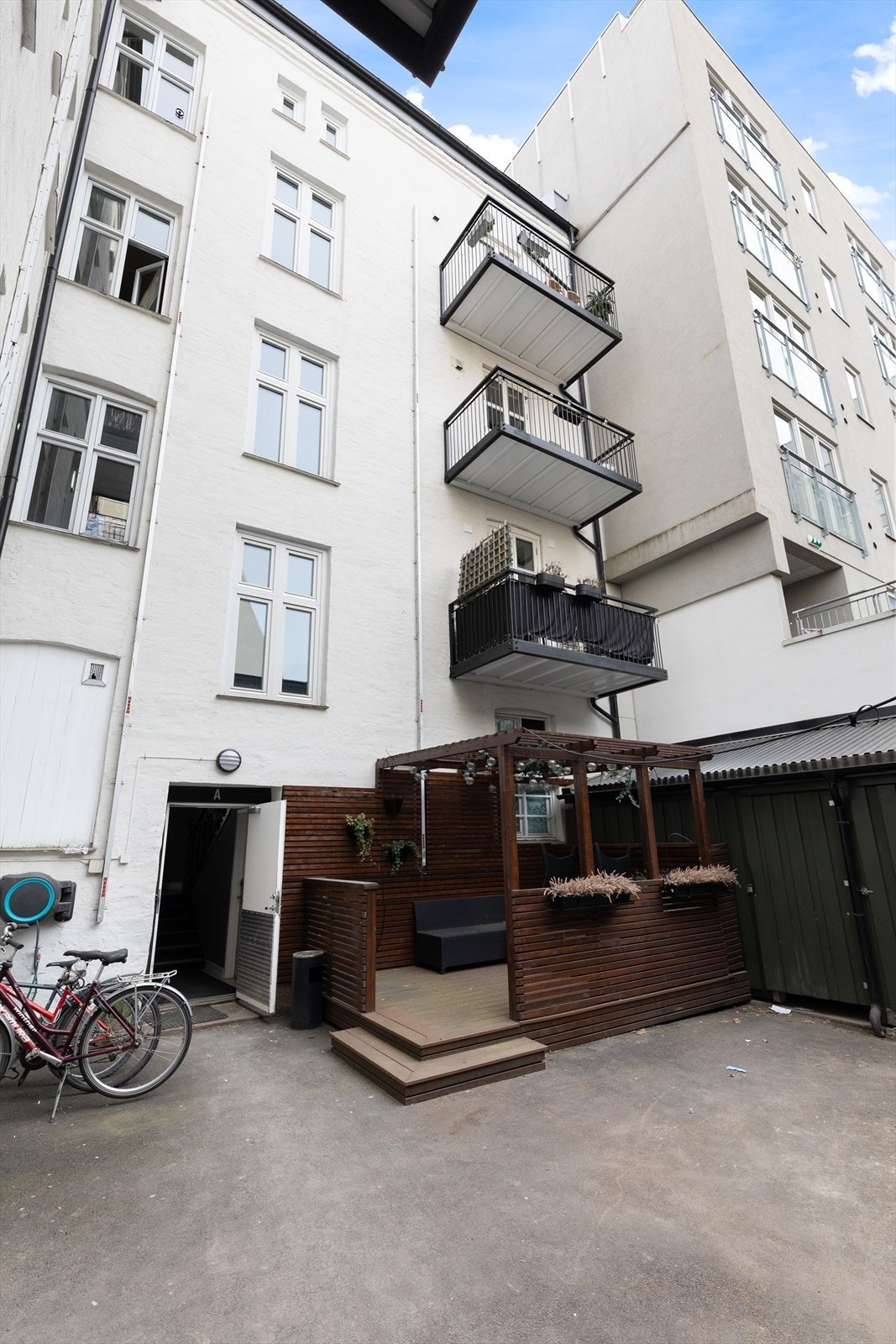 Leiligheten tilhører et hyggelig og veldrevet borettslag, bestående av til sammen 16 andeler og 2 næringslokaler. Galleribilde