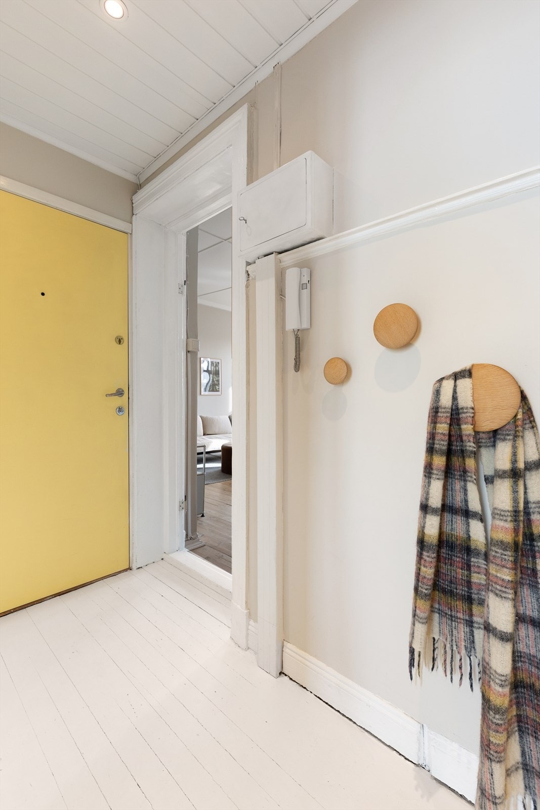 Gangen er romslig med god plass til yttertøy og sko. Disponibel kjellerbod på 7m² gir ekstra oppbevaringsplass. Galleribilde