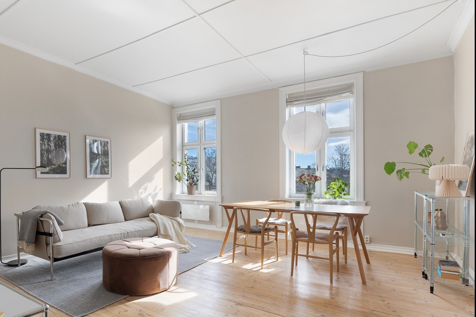 Den store og flotte stuen blir fort det rommet du vil tilbringe mest tid i! Rommet har en fantastisk lys og luftig atmosfære som må oppleves! Galleribilde