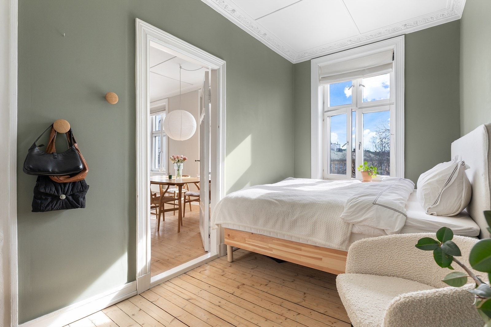 Stort og luftig soverom med god plass til dobbeltseng, nattbord og andre oppbevaringsløsninger. Rikelig med lysinnslipp sørger for en deilig atmosfære i rommet. Galleribilde