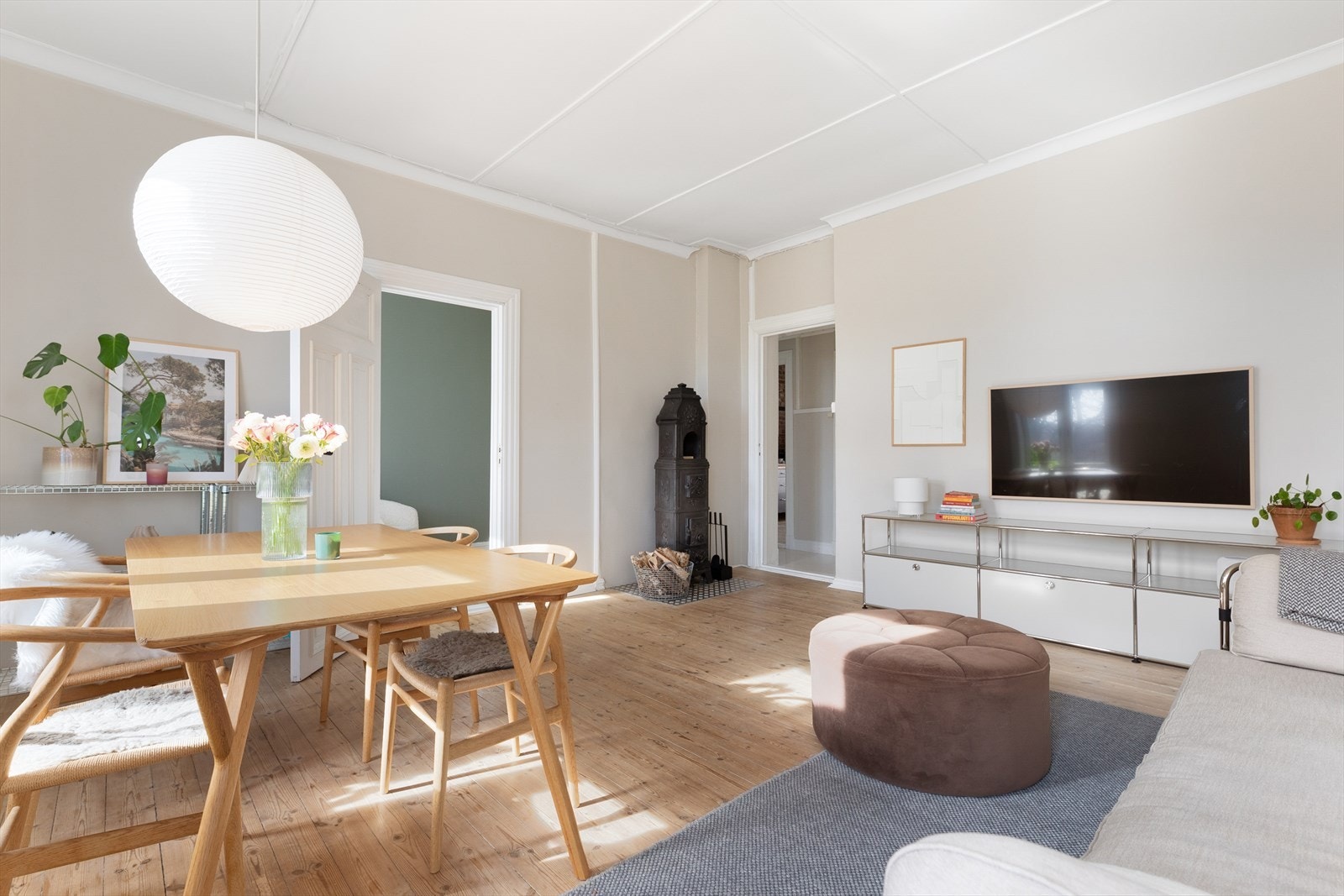 Hjemmets høytliggende plassering kombinert med særdeles god takhøyde sørger for åpen og lys romfølelse. Galleribilde