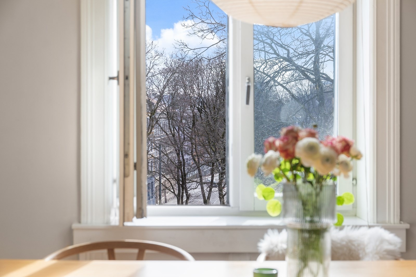 Her befinner du deg høyt og fritt i byggets 4. etasje, med trivelig utsyn over nærområdet. Galleribilde