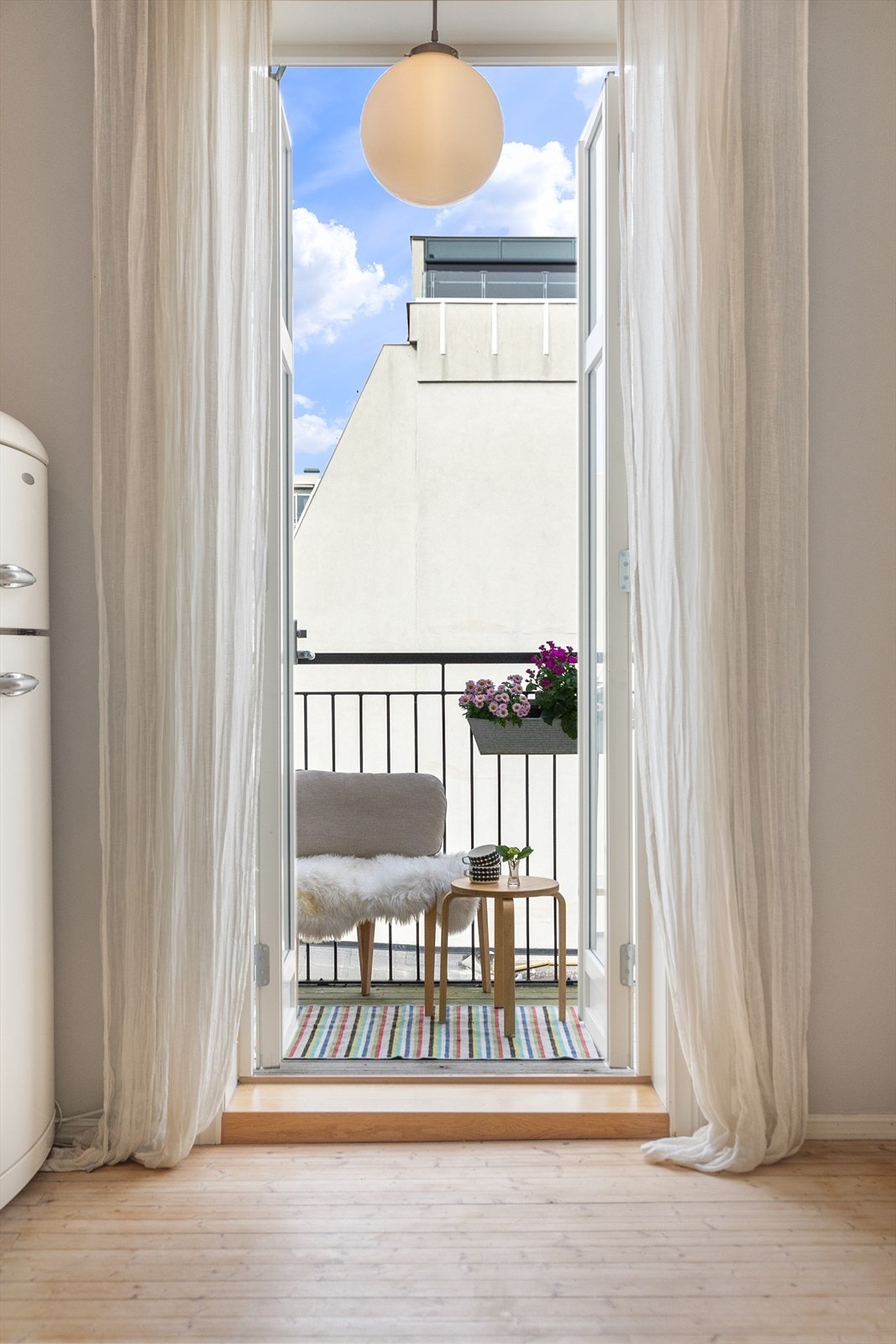 På de varme dagene er det deilig å kunne åpne døren til balkongen og la den friske luften og lyset fylle rommet. Galleribilde