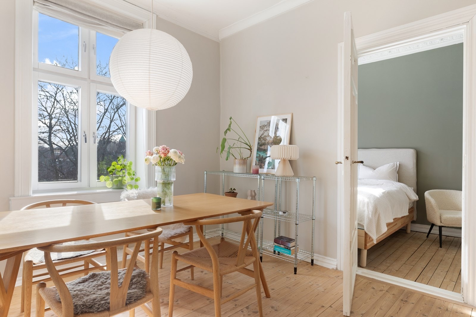 Rommet oppleves svært lyst og luftig med en herlig atmosfære som bare må oppleves! Galleribilde