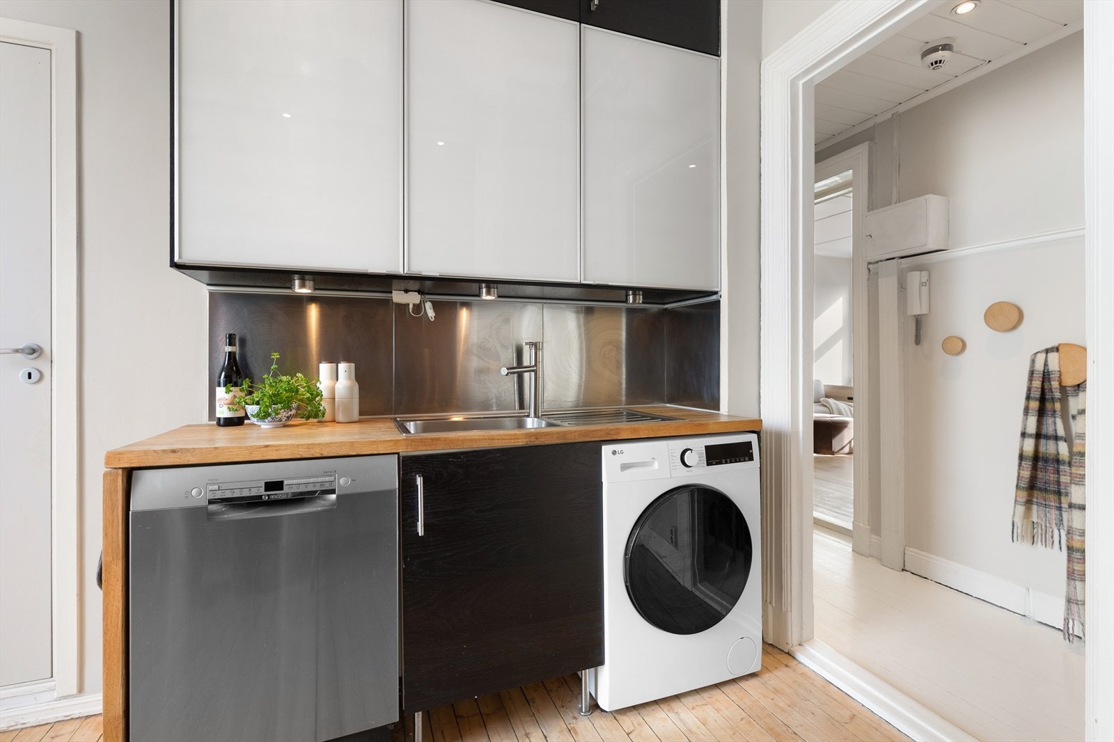 Kjøkkenet er videre utstyrt med oppvaskkum med 1-greps blandebatteri, ventilator med kullfilter og ellers godt med skap- og benkeplass. Galleribilde