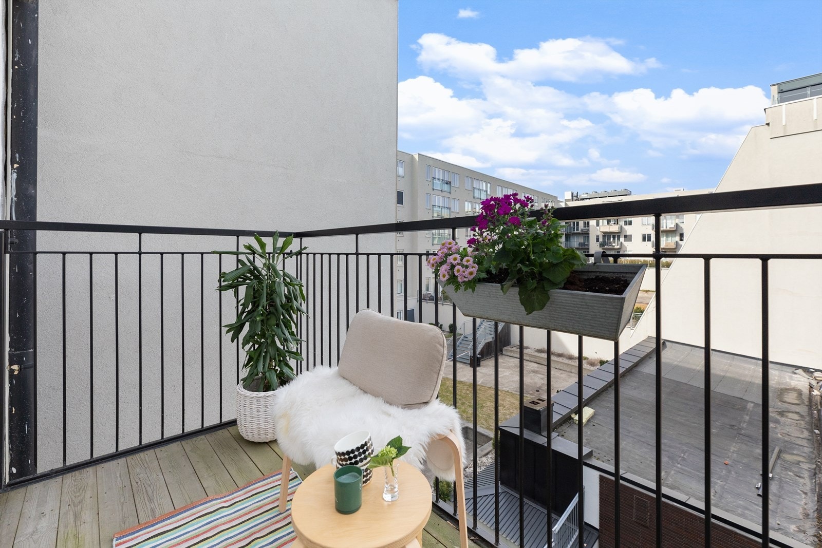 Balkongen gir deg et herlig fristed hvor du kan nyte solrike dager, slappe av med en bok, eller samle venner til hyggelige stunder utendørs. Galleribilde