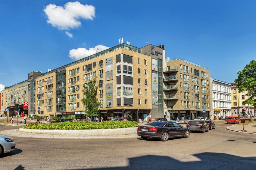 Få meter unna hjemmet finner du nærsenteret Kiellands Hus. Senteret inkluderer blant annet Coop Mega, apotek, Vinmonopolet og blomsterbutikk. Galleribilde