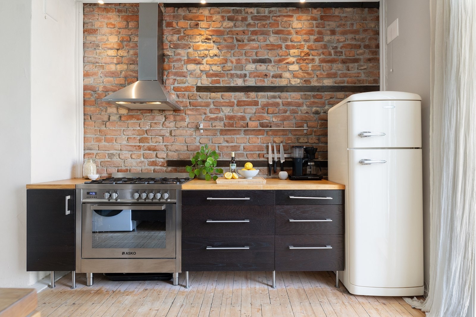 Kjøkkenrommet er et fantastisk rom med masse plass og mye sjel! Kjøkkeninnredning fra IKEA med glatte fronter og heltre benkeplate. Dette rommet kan også gjøres om til soverom 2 dersom man ønsker et ekstra soverom. Galleribilde