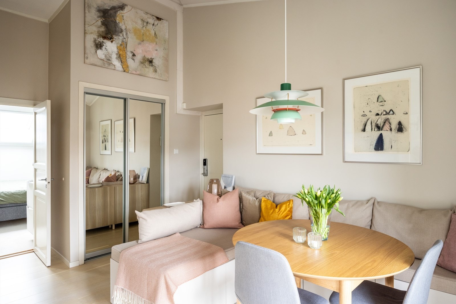 - God plass til sko og yttertøy i skyvedørsgarderobe med speildører - Galleribilde