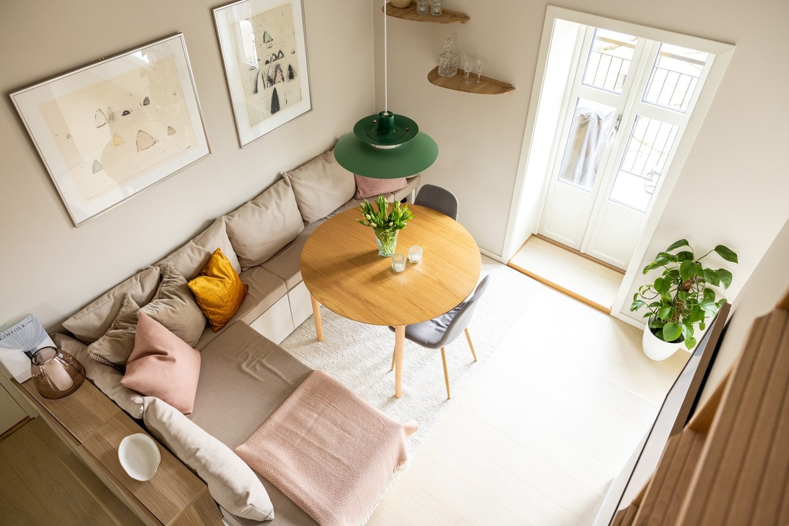 - Lys og hyggelig stue hvor det er en plassbygd benk og god plass til tilhørende møblement - Galleribilde