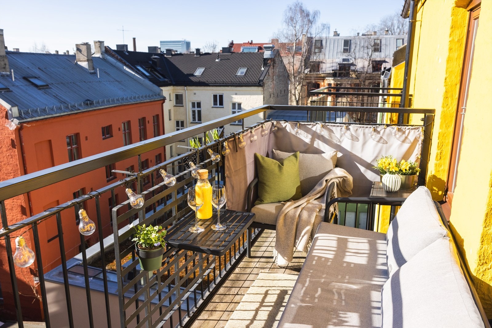 - Balkongen har sol fra ca. 11-22 - Galleribilde