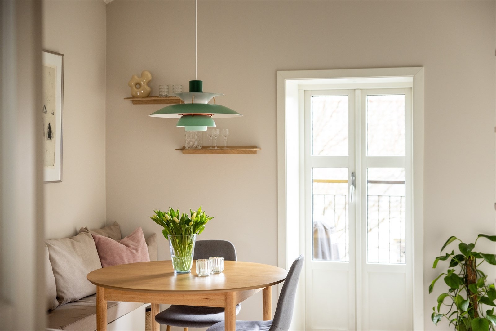 - Store vindusflater som gir rikelig med luft og lys - Galleribilde