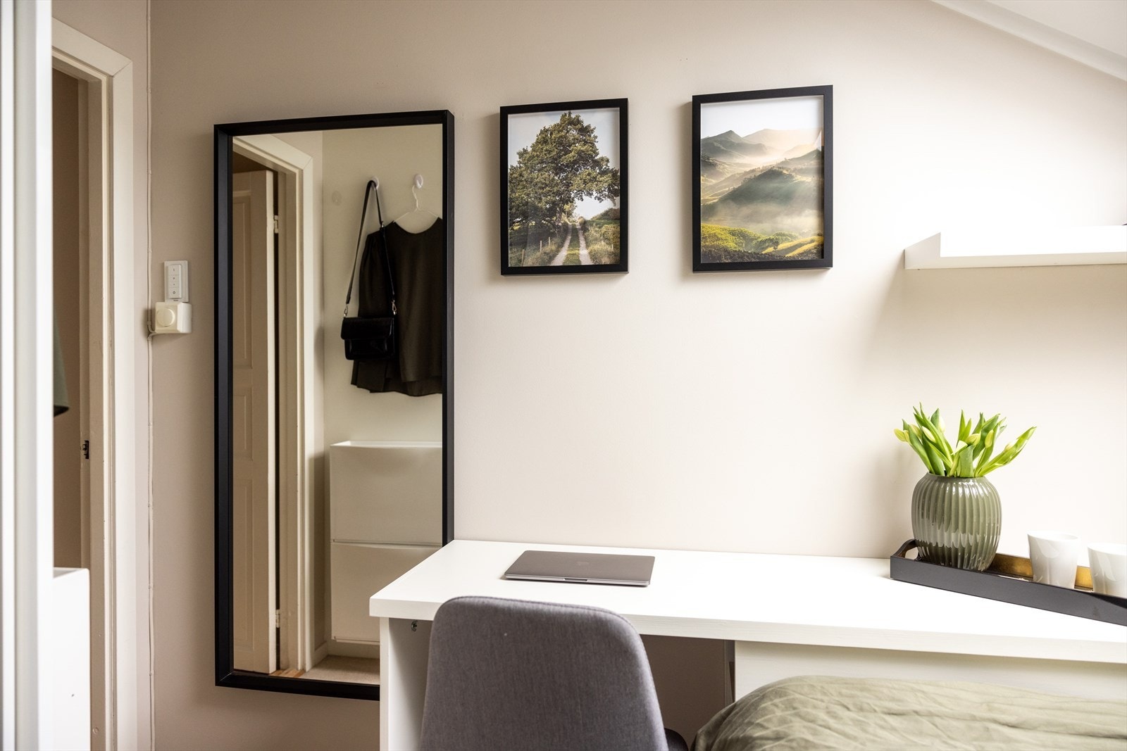 - Det er også et plassbygd skrivebord på soverommet med masse plass for oppbevaring - Galleribilde