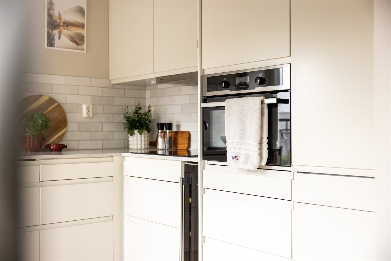 - Av hvitevarer er det integrert platetopp, stekeovn, vinskap, oppvaskmaskin og kjøl/fryseskap. Kullfilterventilator over kokeplass - Galleribilde