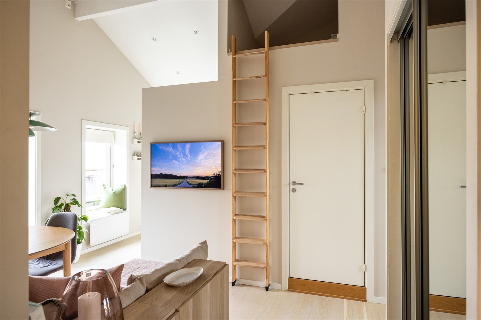 - Leiligheten har en generøs takhøyde på opptil 3,65 meter - Galleribilde