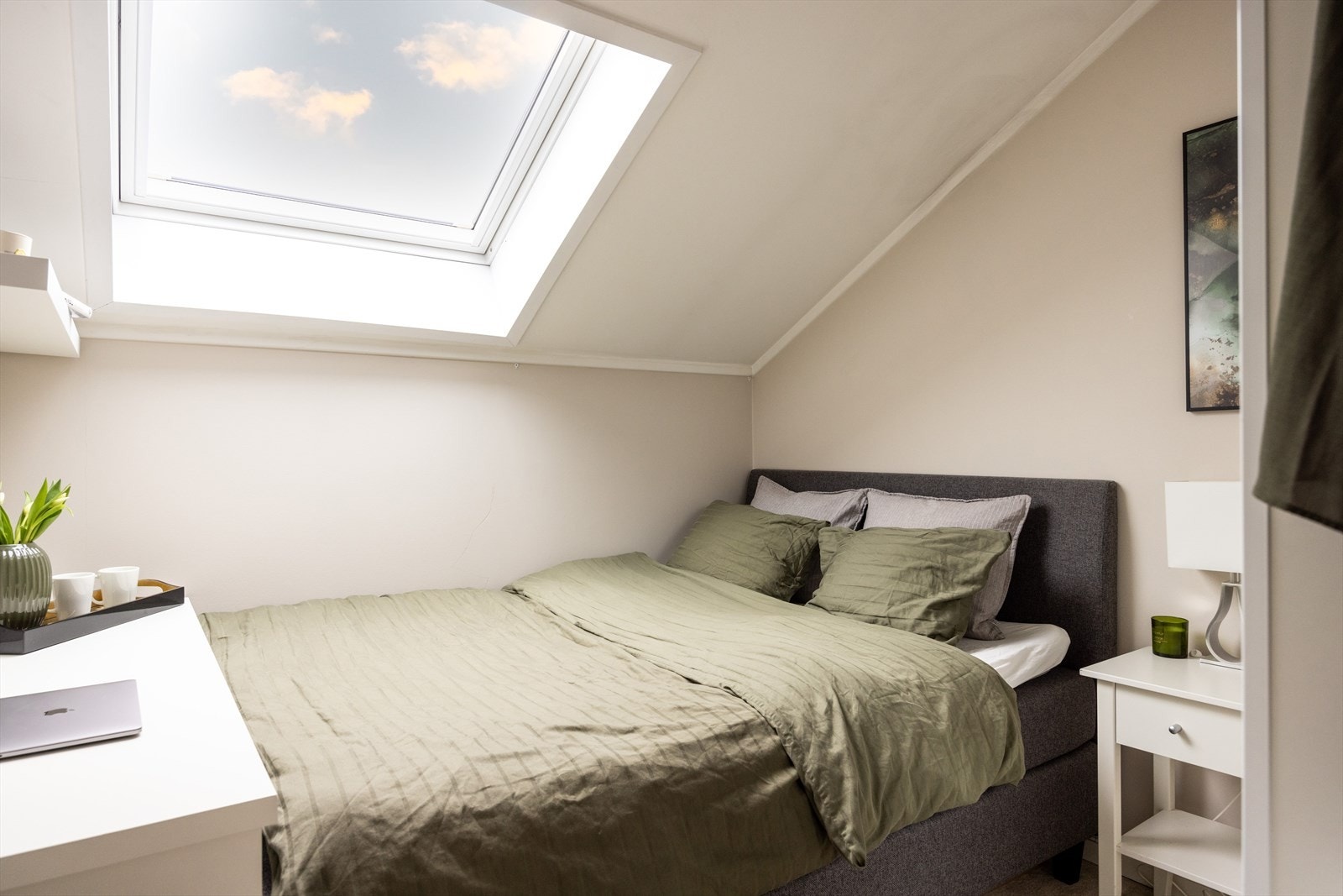 - Romslig soverom med plass til dobbeltseng. På soverommet er det screens i takvinduet - Galleribilde